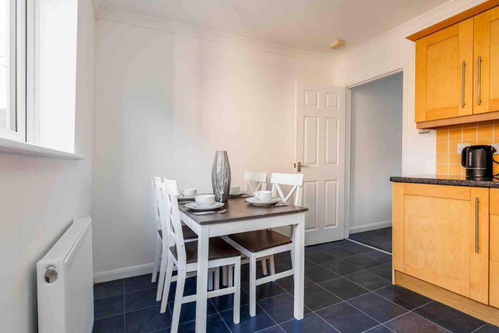 2 Bedroom House-Driveway - Bournemouth Hospital - Long Stay Discounts - Lima Apartments Ltd エクステリア 写真