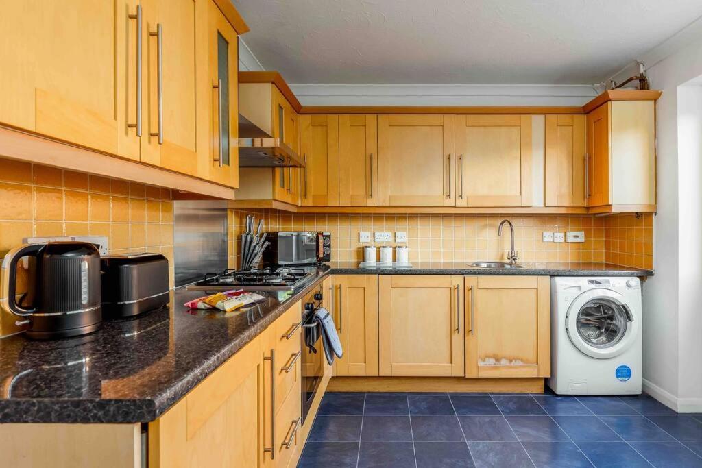 2 Bedroom House-Driveway - Bournemouth Hospital - Long Stay Discounts - Lima Apartments Ltd エクステリア 写真