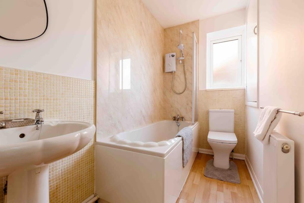 2 Bedroom House-Driveway - Bournemouth Hospital - Long Stay Discounts - Lima Apartments Ltd エクステリア 写真